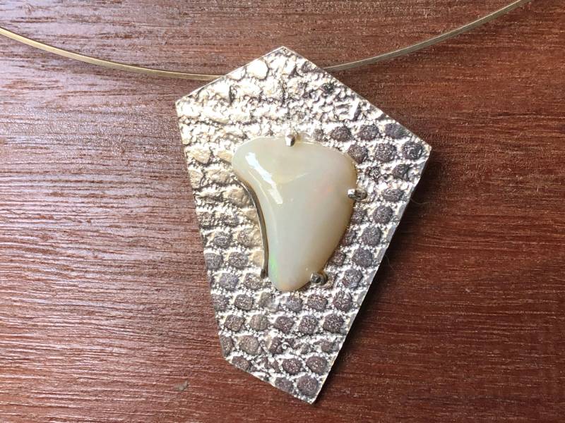 Weißer Opal Auf Einem Sterlingsilber Schildanhänger Mit Spitzenmuster Weißer Opal Auf Einem Sterlingsilber Schildanhänger Mit Spitzenmuster von MartinsJewelleryAU