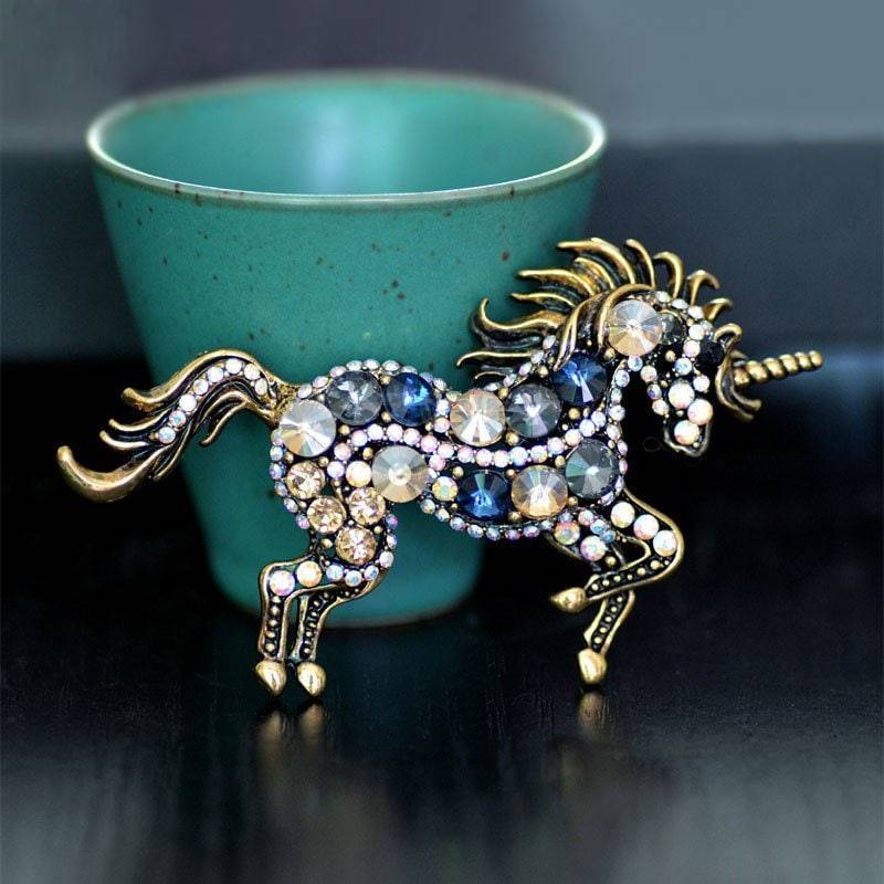 Einhorn-Brosche Mit Kristallen Einhorn-Brosche Mit Kristallen von Martleta