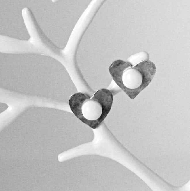 Aluminium Ohrringe, Herz Mit Weißer Perle, Handgefertigter Ohrstecker, Geschenk Für Sie, Herzschmuck, Liebe, Freundschaft Aluminium Ohrringe, Herz Mit Weißer Perle, Handgefertigter Ohrstecker, Geschenk Für Sie, Herzschmuck, Liebe, Freundschaft von MartuJewelry