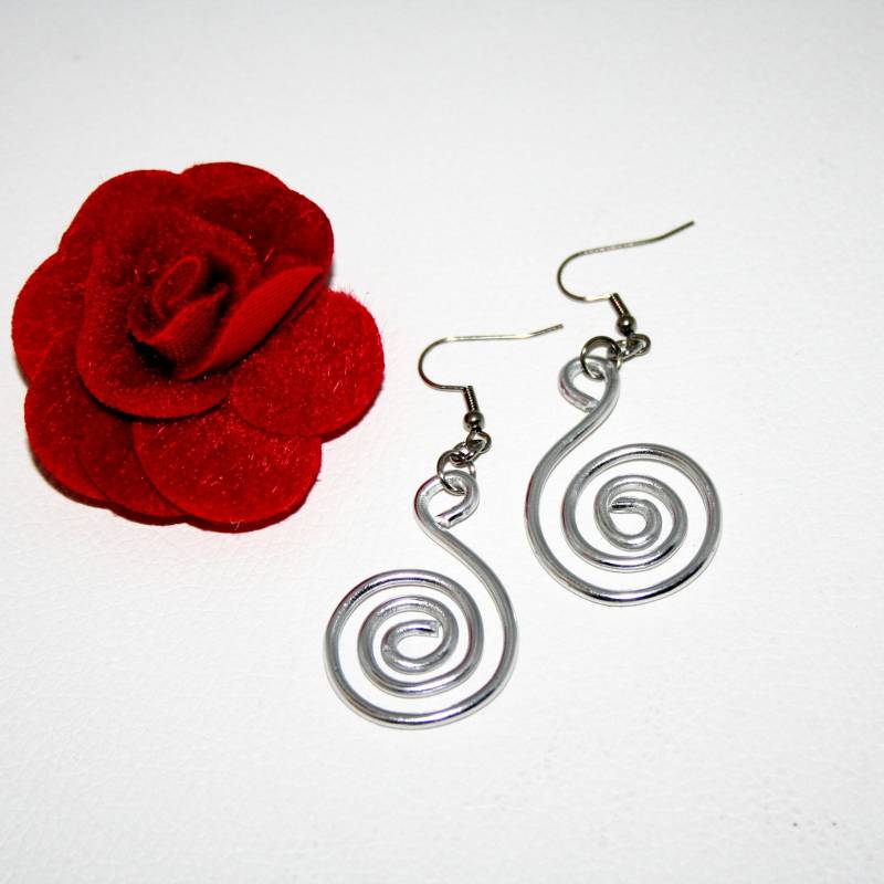 Aluminium Spiral Ohrringe/Mit Spiralen Silberne Hängende Moderne von MartuJewelry