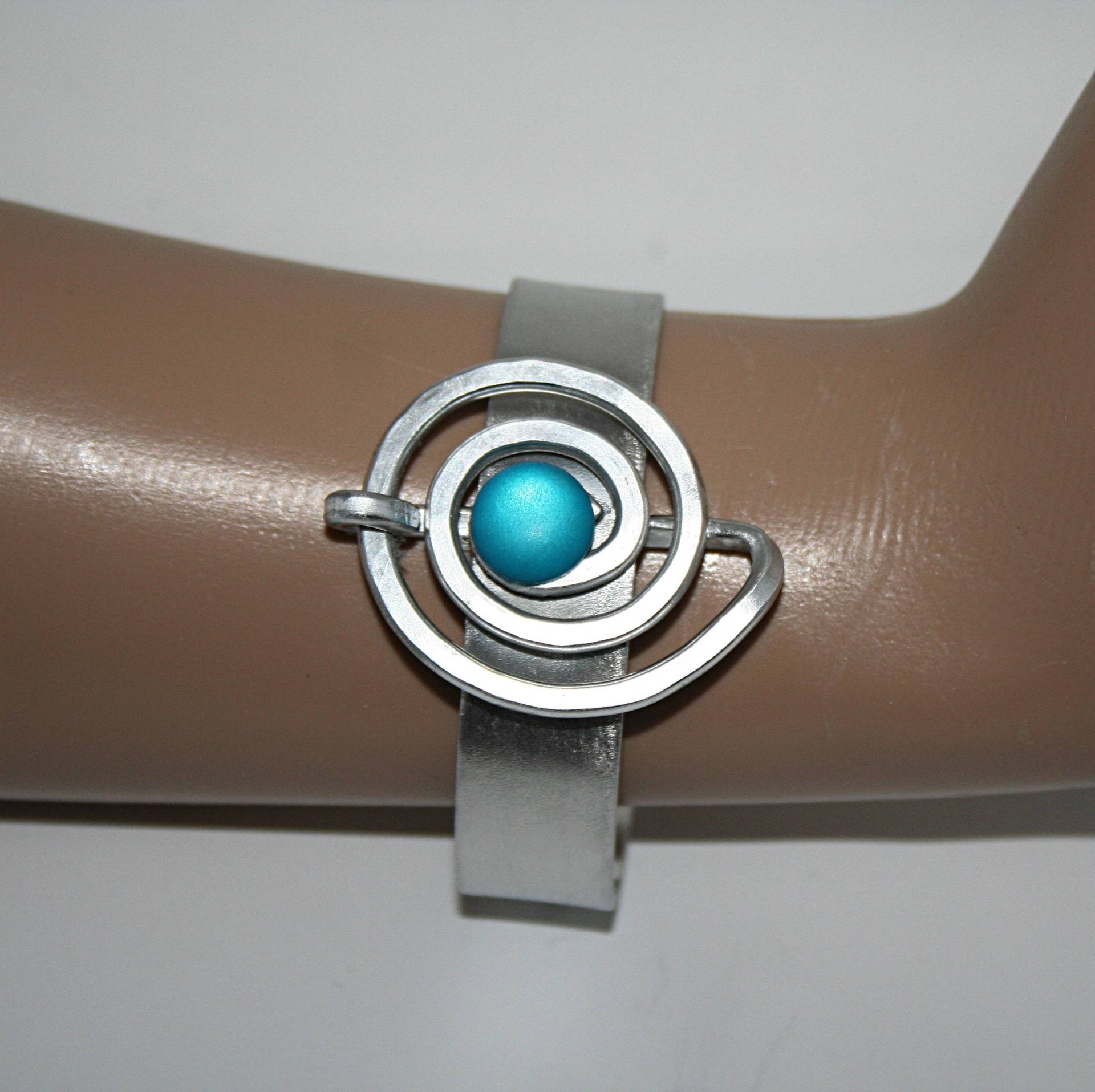 Armreif Aus Aluminium Mit Hellblauer Perle, Armschmuck, Offen, Handgefertigter Schmuck, Unikat Armreif Aus Aluminium Mit Hellblauer Perle, Armschmuck, Offen, Handgefertigter Schmuck, Unikat von MartuJewelry
