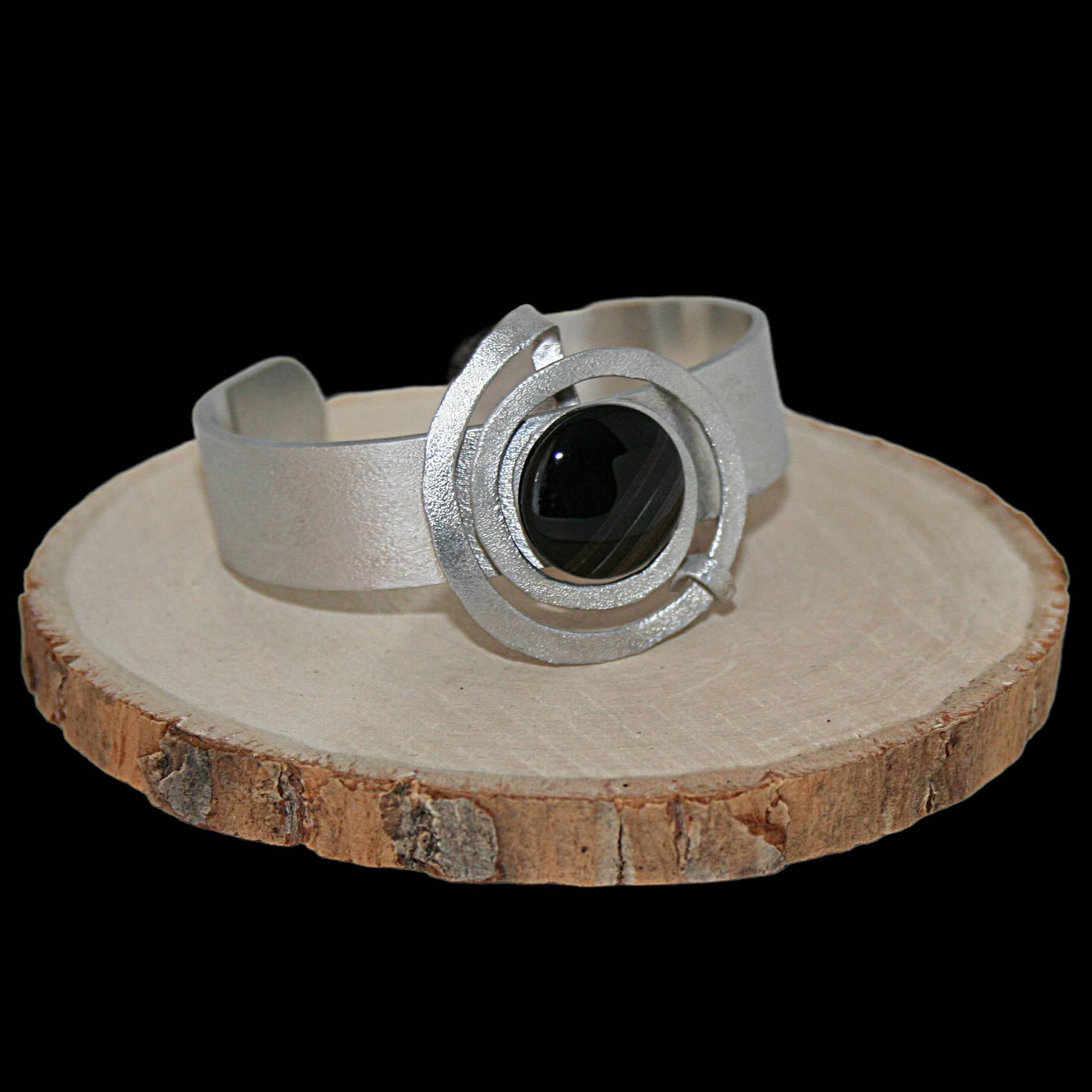 Armreif Aus Aluminium Mit Schwarzer Perle, Armschmuck, Offen, Handgefertigter Schmuck , Unikat Armreif Aus Aluminium Mit Schwarzer Perle, Armschmuck, Offen, Handgefertigter Schmuck , Unikat von MartuJewelry