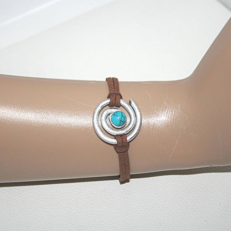 Cooles Lederarmband , Lederband Mit Spiral Anhänger Lässiges Wildleder Armband Boho Surfer Handgefertigtes von MartuJewelry