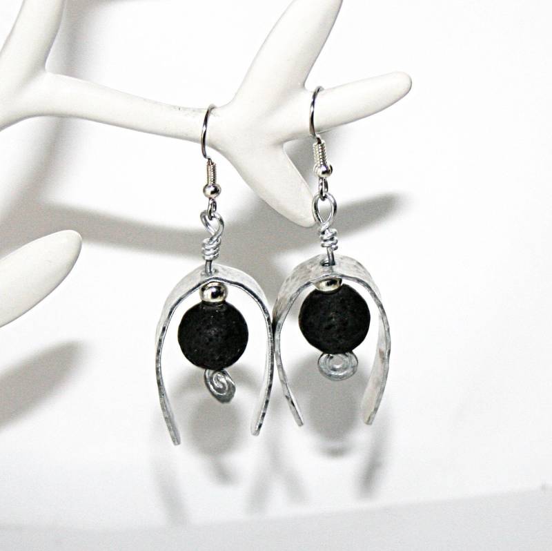 Handgefertigte Ohrringe Aus Aluminium Mit Lavaperle - Unikat, Silberfarben, Modern Und Elegant von MartuJewelry