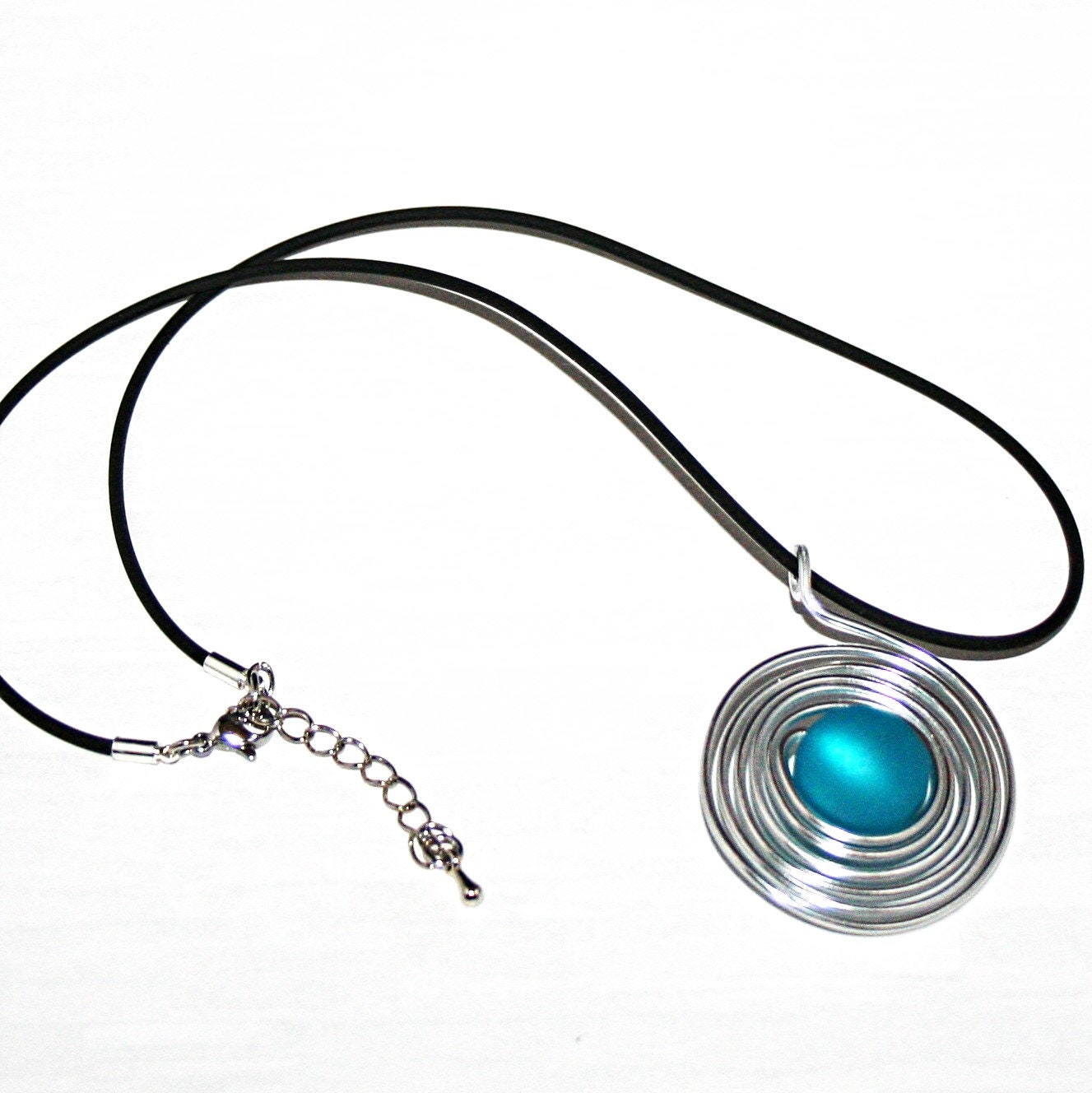 Halskette Aluminium Spirale Und Perle Blau An Kautschukkette, Handgefertigter Schmuck, Geschenk Für Sie, Halskette, Aluminiumschmuck Halskette Aluminium Spirale Und Perle Blau An Kautschukkette, Handgefertigter Schmuck, Geschenk Für Sie, Halskette, Aluminiumschmuck von MartuJewelry