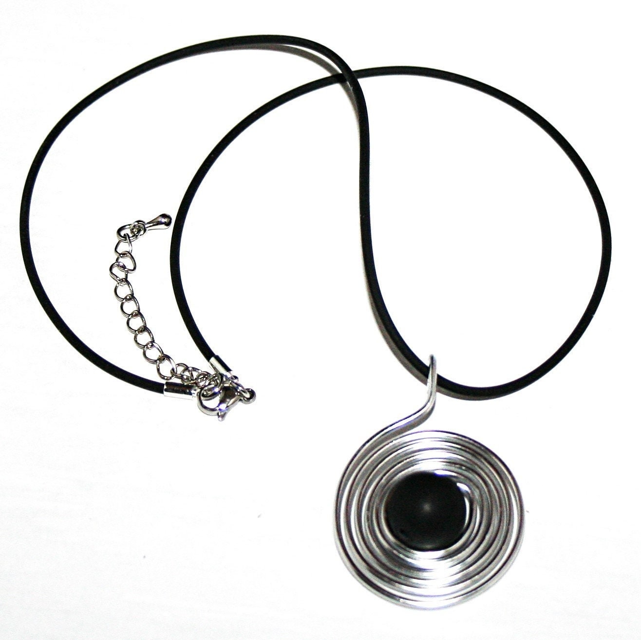 Halskette Aluminium Spirale Und Perle Schwarz An Kautschukkette, Handgefertigter Schmuck, Geschenk Für Sie, Halskette, Aluminiumschmuck Halskette Aluminium Spirale Und Perle Schwarz An Kautschukkette, Handgefertigter Schmuck, Geschenk Für Sie, Halskette, Aluminiumschmuck von MartuJewelry