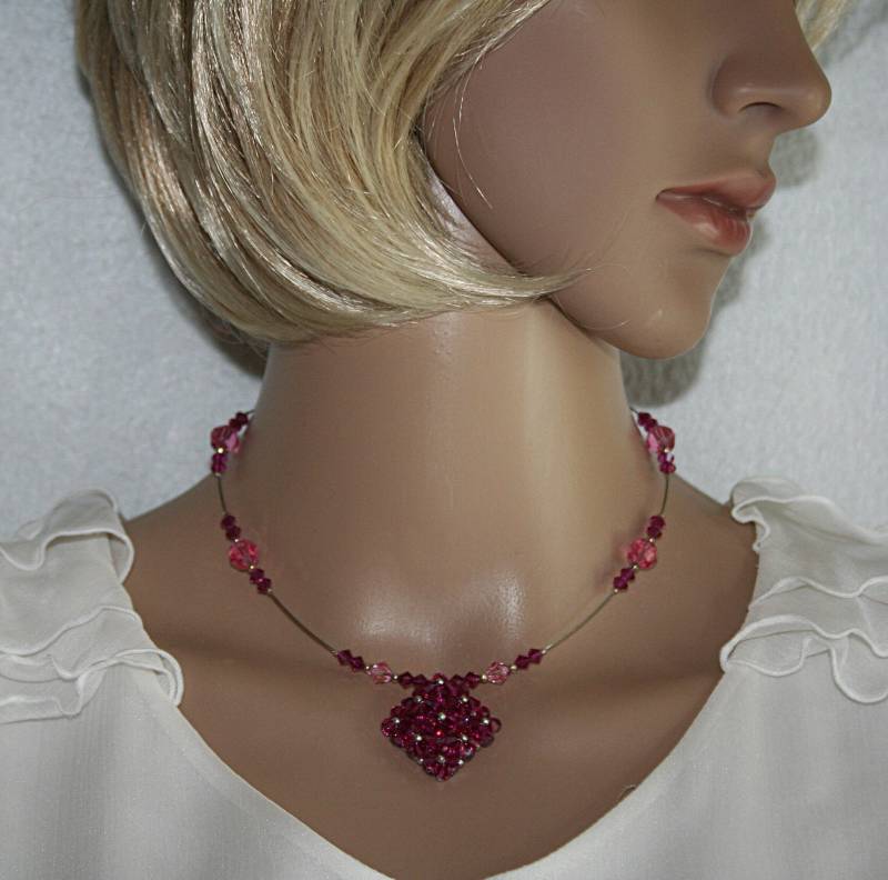 Elegantes Perlen-Collier Mit Swarovski Glasschliffperlen - Rosa/Pink, Floraler Anhänger, Festlicher Schmuck, Handgemacht von MartuJewelry