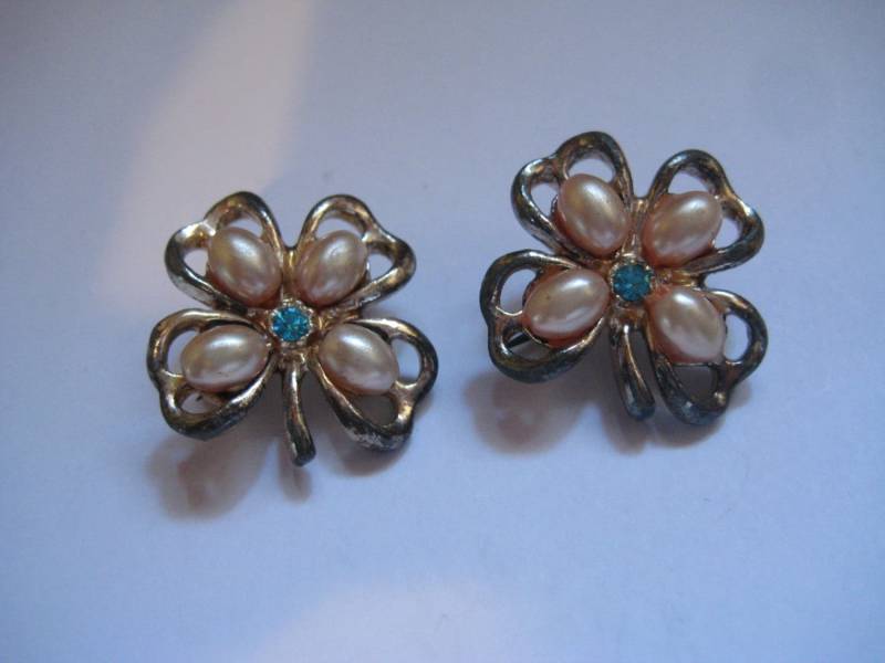 2 Vier-Blatt-Klee Mit Faux Pearl Cabs Und Strass-Zentren von MartysGems