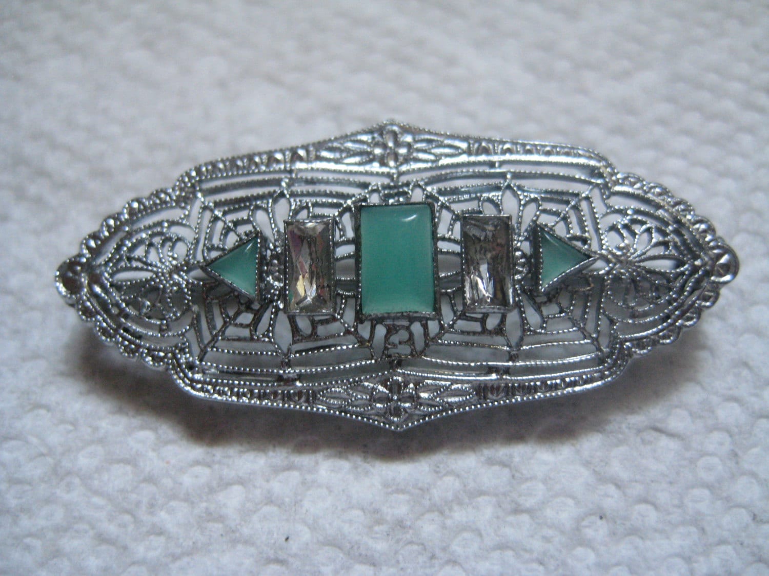 20S Art Deco Rhodinierter Filigraner Bar Pin Mit Jade Und Kristall von MartysGems