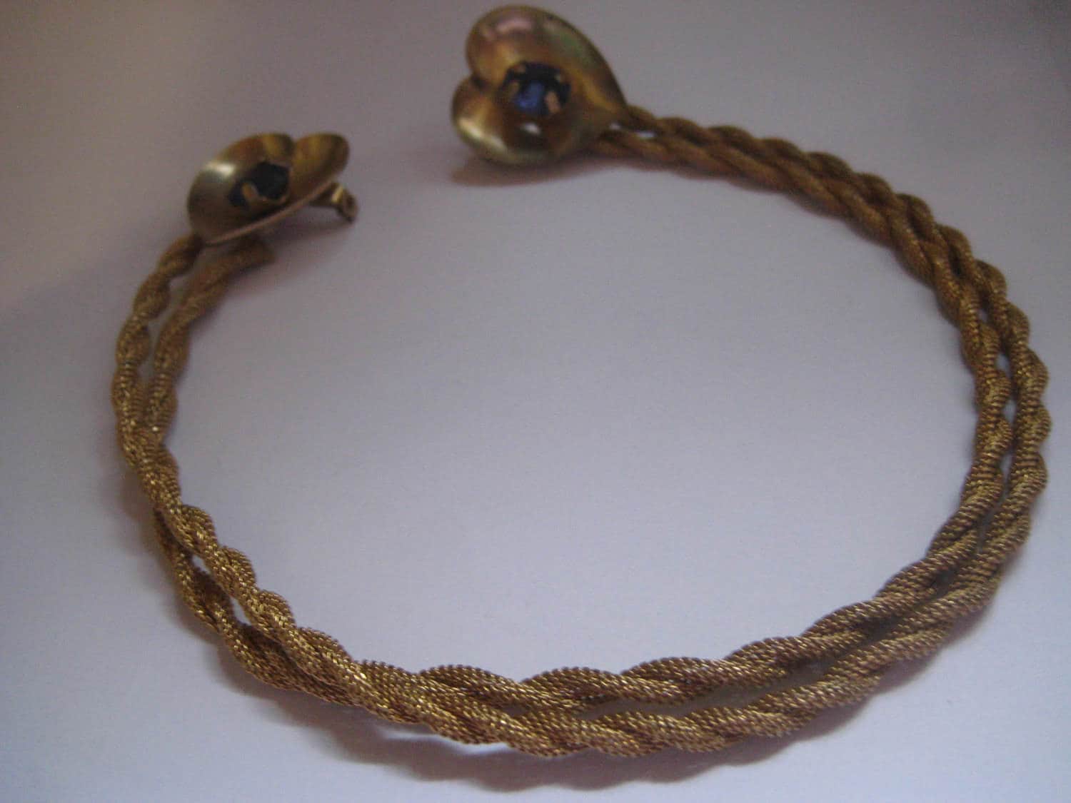 40Er Jahre Vintage Kragenbroschen Goldfarbene Doppelherzen, Saphirfarbene Strasssteine von MartysGems