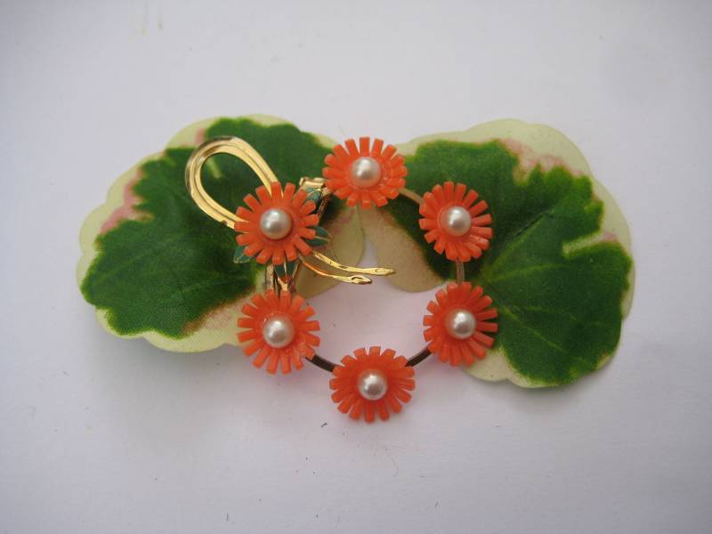 50Er Jahre Orange Celluloid Blumen Mit Faux Perle Zentren Auf Kreis Pin von MartysGems