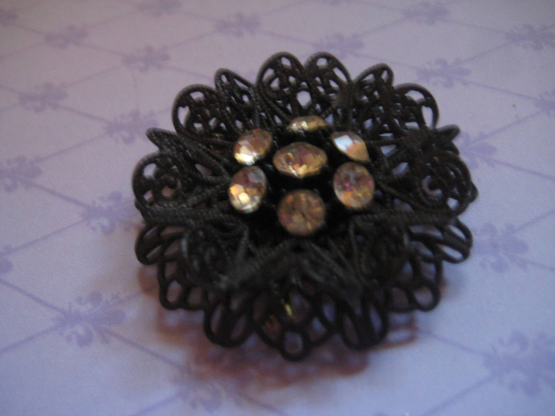 50Er Jahre Schwarz Emaille Filigrane Blume Mit Strass Staubblätter Sehr Ungewöhnlich von MartysGems