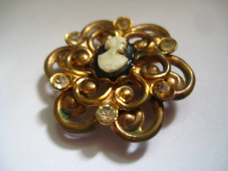 50Er Jahre Schwarz Und Weiß Cameo Mit Strasssteinen Auf Gold-Ton Windrad Stil Pin von MartysGems