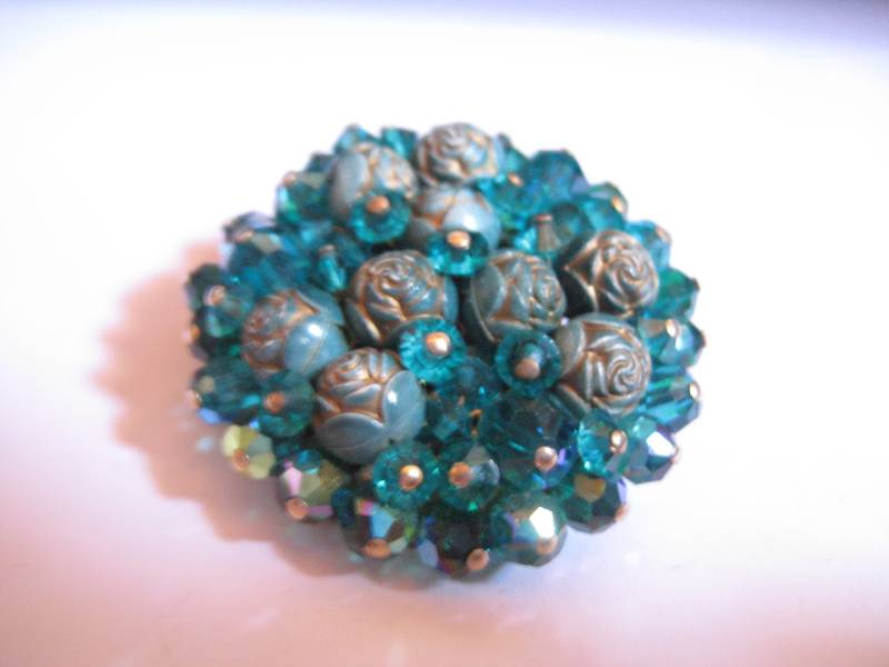 60Er Jahre Blumenbrosche Mit Blauen Zirkon Ab Bicones Und Rose Perlen Aus Kunststoff von MartysGems