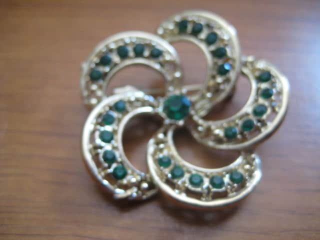 60Er Jahre Goldtone Windrad Pin Mit Smaragd Oder Grün Strass 60Er Jahre Goldtone Windrad Pin Mit Smaragd Oder Grün Strass von MartysGems