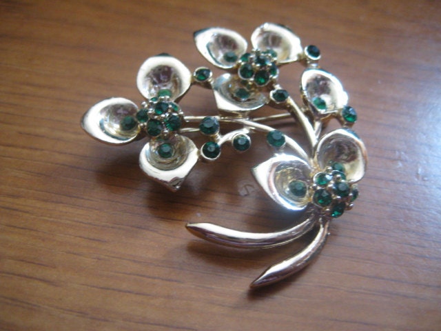 70Er Jahre Gold Blumenbrosche Mit Smaragd Strass Zustand Wie Neu 70Er Jahre Gold Blumenbrosche Mit Smaragd Strass Zustand Wie Neu von MartysGems
