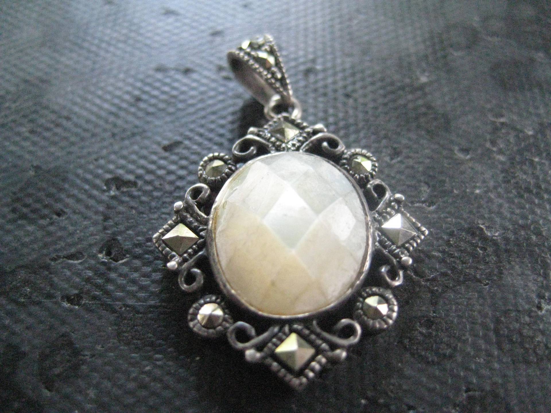 925 Jc Markiert Perlmutt Und Marcasite Oval Anhänger von MartysGems