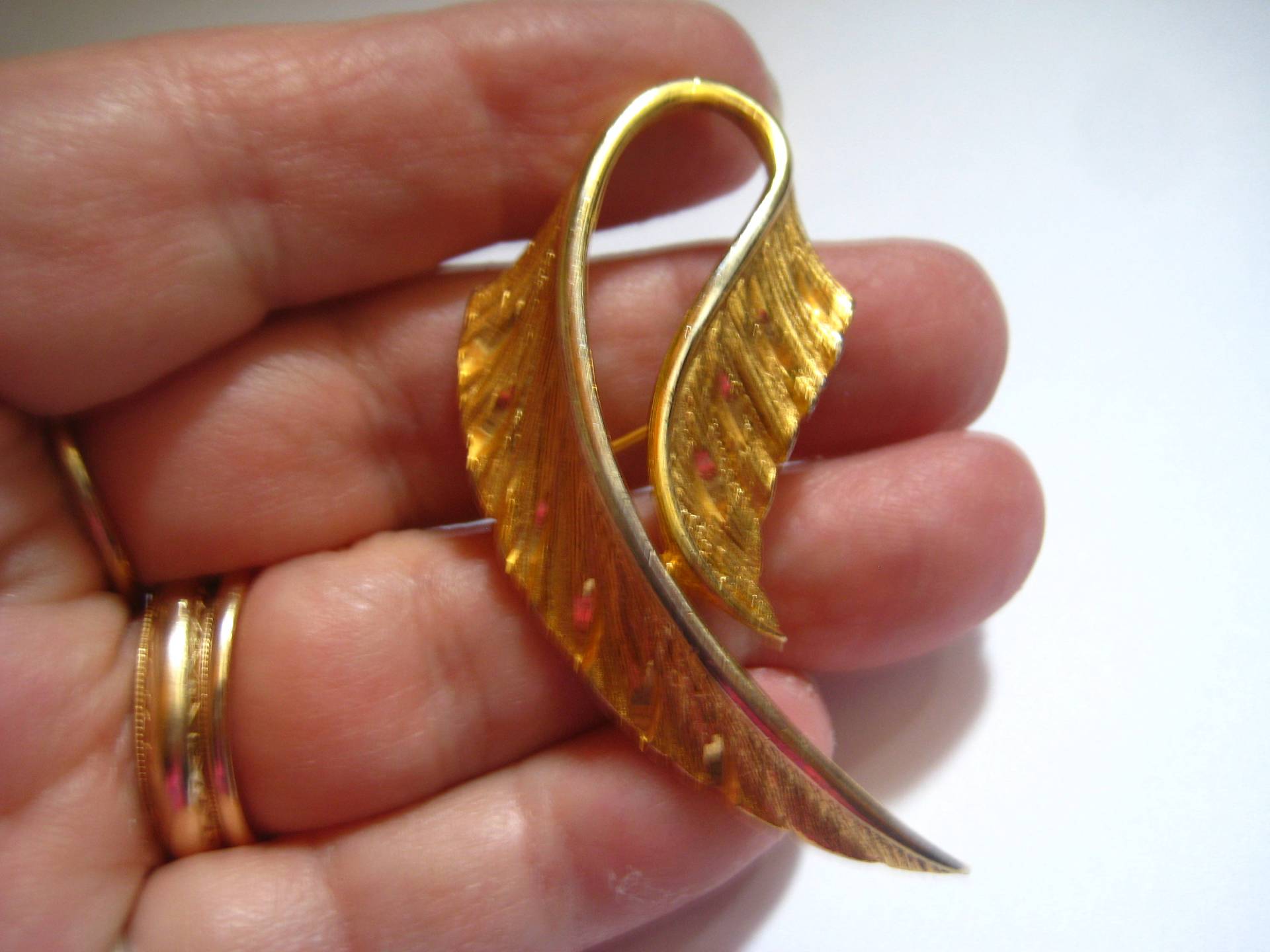 Allison Reed Stilisierten Feder-Brosche in Gold-Tonmetall von MartysGems