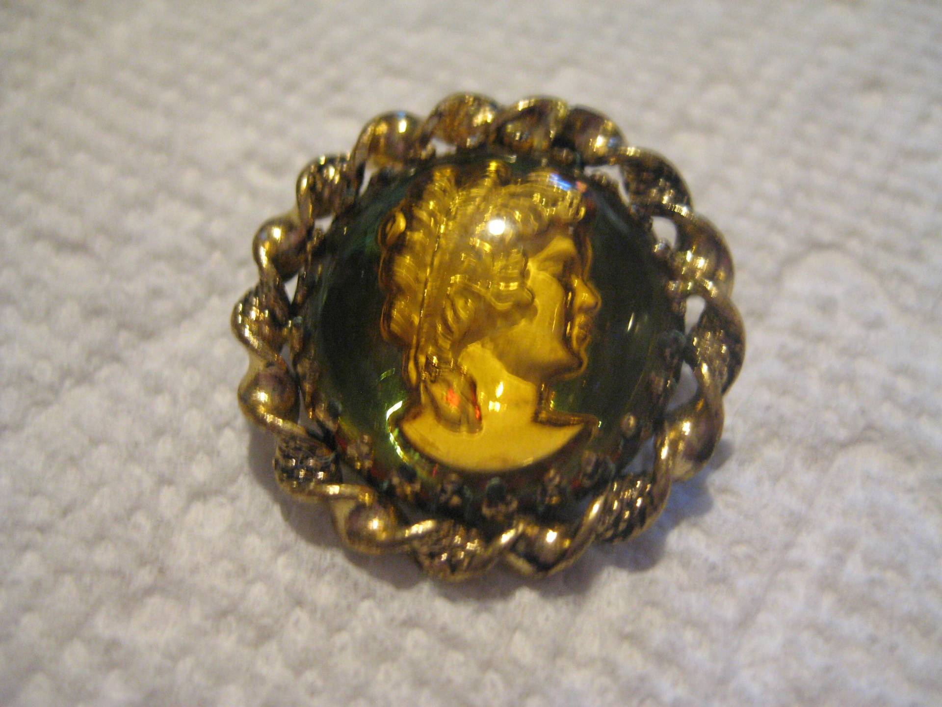 Bemalter Glas Cameo Brosche Gold Seil Rahmen, 60S Style von MartysGems