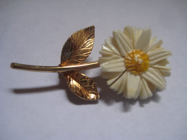 Danecraft 1/20 12 Karat Vergoldete Gänseblümchen-Anstecknadel Aus Geschnitztem Knochen von MartysGems