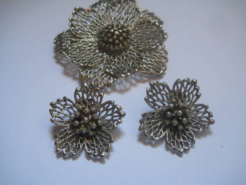 Demi-Parure Silberfiligran Blume Pin Und Clip Auf Ohrringe Demi-Parure Silberfiligran Blume Pin Und Clip Auf Ohrringe von MartysGems