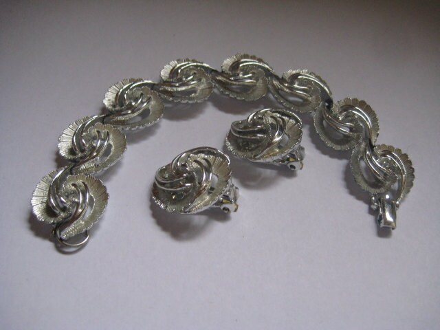 Demi-Parure Von Armband Und Ohrringe Clipback in Rhodium Überzogen Federn Neuwertig Demi-Parure Von Armband Und Ohrringe Clipback in Rhodium Überzogen Federn Neuwertig von MartysGems
