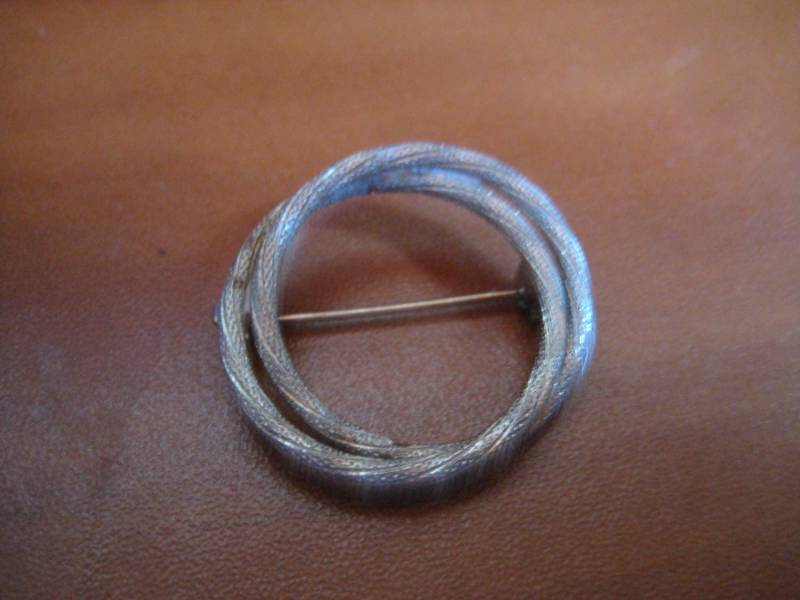 Doppelkreis Pin in Silber Ton Metall Unmarkierte Infinity von MartysGems