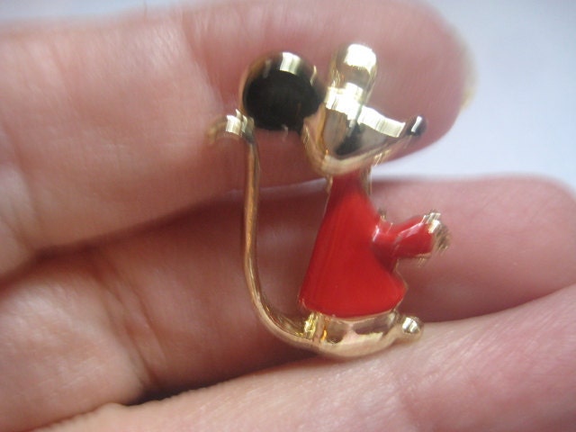Emaillierter Maus Pin Goldfarbenes Metall, Rotes Shirt, Schwarze Ohren von MartysGems