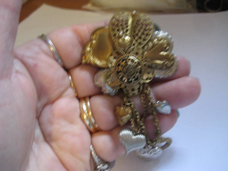 G E Eisen-Bronze-Messing Herzen Collage Fan Filigree Pin von MartysGems