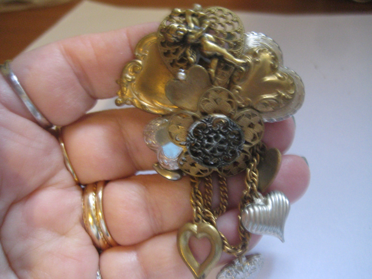 G E Wilson Designs Vintage Messing Herzen Collage Filigrane Pin Mit Swag Baumelt von MartysGems