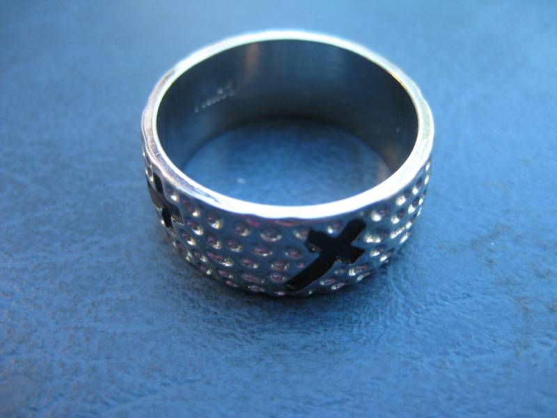 Gemarkt China Herrenring Mit Kreuzen in Schwarz Auf Silberfarbenes Metall von MartysGems