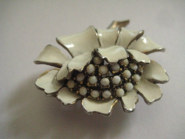 Har Weiß Emaille Blumen Brosche Strass Staubgefäße von MartysGems