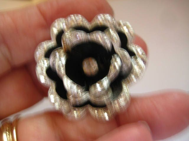 Hergestellt in Deutschland Schwarze Blume Mit Kanten Aus Aluminium Strass-Center von MartysGems