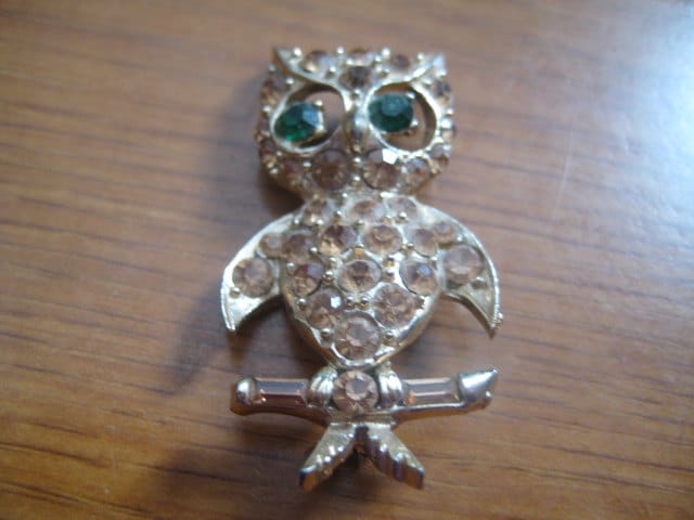 Jahrgang Pell Eulenanhänger Mit Grünen Augen Und Champagner Strass in Goldton von MartysGems