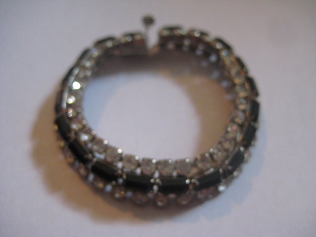 Jet Und Kristall Strass Armband in Silvertone Metal So Elegant Jet Und Kristall Strass Armband in Silvertone Metal So Elegant von MartysGems