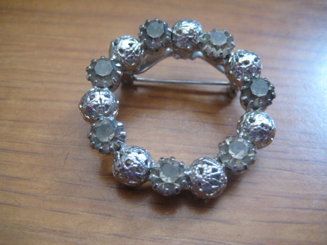 Juliana Kreis Oder Kranz Pin Mit Black Diamond Strasssteinen Und Filigranen Kugeln in Silber Juliana Kreis Oder Kranz Pin Mit Black Diamond Strasssteinen Und Filigranen Kugeln in Silber von MartysGems