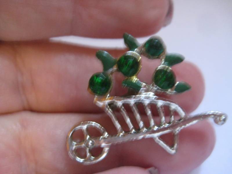 Kleine Schubkarre Mit Smaragd Strass Blumen Pin von MartysGems