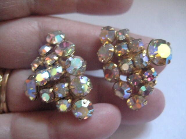 Kontinentale Kristall Ab Strass in Einer Pyramide Form Gold Platte Metall Kontinentale Kristall Ab Strass in Einer Pyramide Form Gold Platte Metall von MartysGems