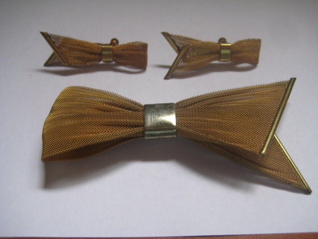 Messing-Demi-Parure Mesh Ribbon Pin Und Screwback Ohrringe Sehr Seltene Stücke Messing-Demi-Parure Mesh Ribbon Pin Und Screwback Ohrringe Sehr Seltene Stücke von MartysGems