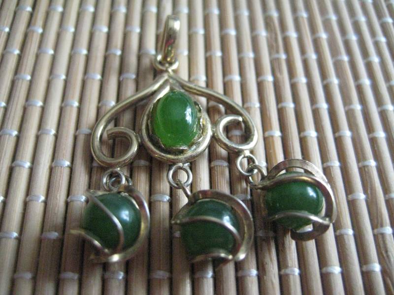 Mid Century Jade Anhänger Vergoldete Draht Gewickelte Kugeln von MartysGems