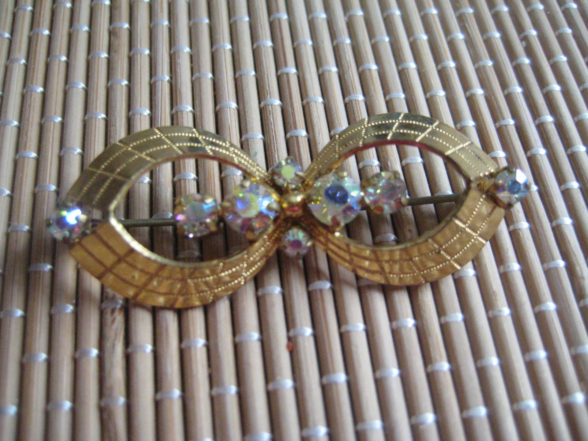 Mid Century Katzenauge Anstecknadel Kristall Ab Strass, Goldfarben von MartysGems