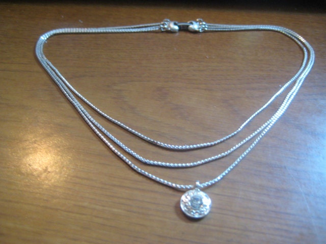 Napier 3 Strang Silvertone Kette Mit Strass Tropfen Auf Unteren Napier 3 Strang Silvertone Kette Mit Strass Tropfen Auf Unteren von MartysGems