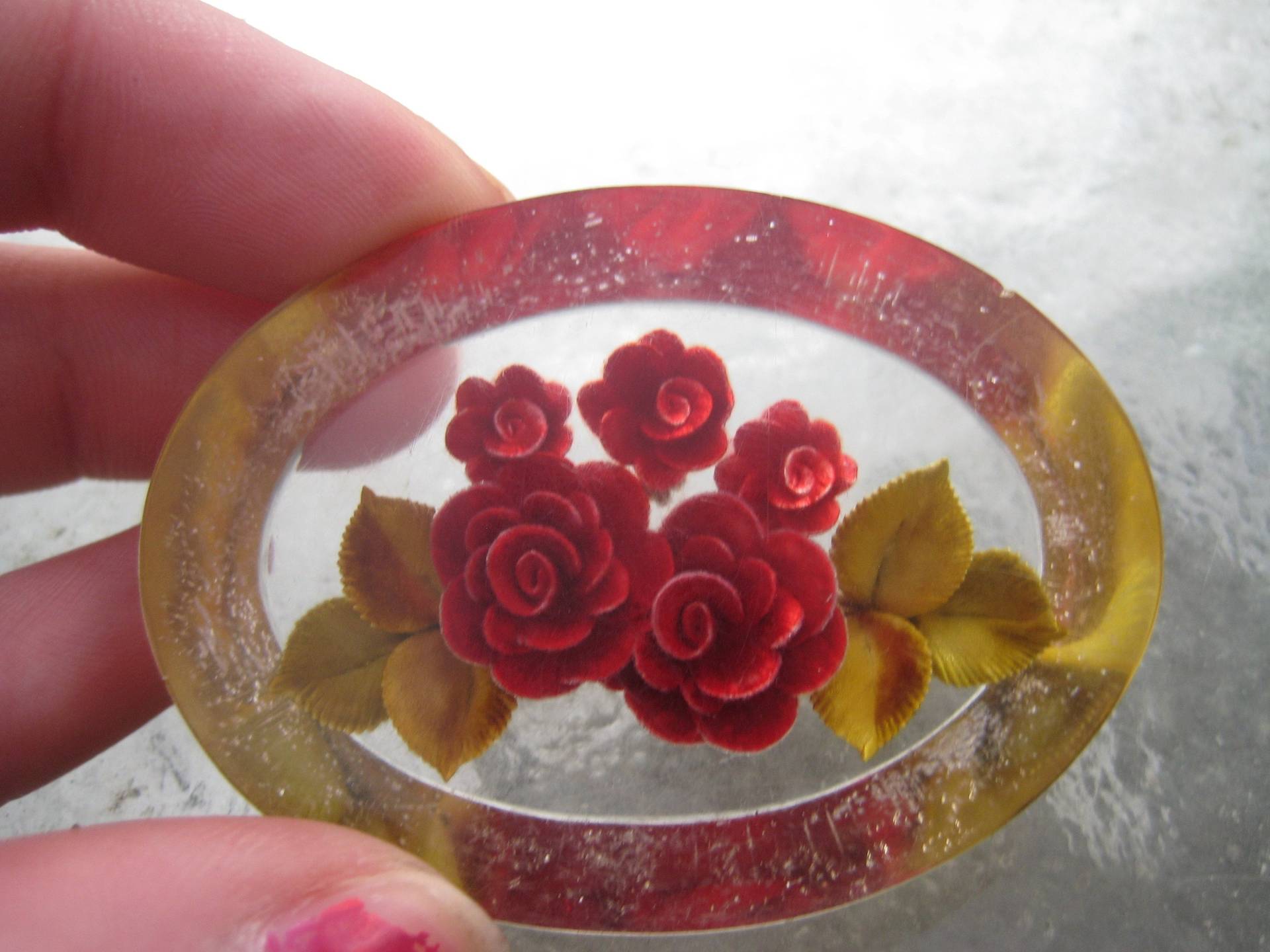 Ovale Rückseite Geschnitzten Rosen in Lucite Aus Den 40Er Jahren von MartysGems