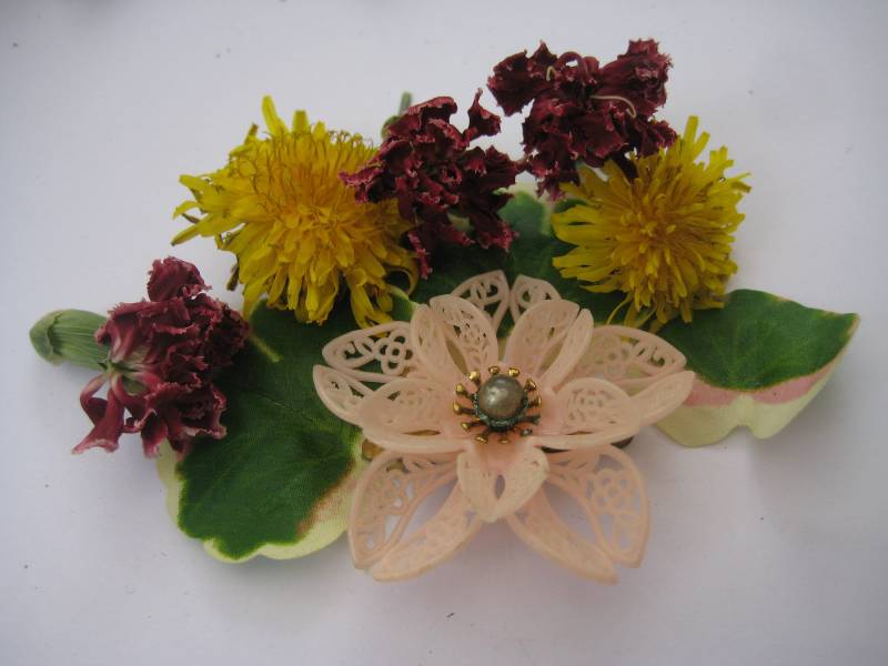 Rosa Zelluloid Pin Filigrane Blume Mit Faux Perle Zentrum Sehr Hübsch von MartysGems