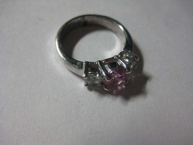 Silberfarbener Cubic Zirkonia Trilogy Ring - Pink & Crystal Cz Größe 5 1/2 von MartysGems