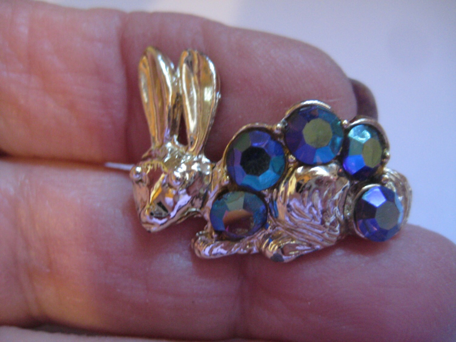 Topas Ab Strass in Kaninchen Figürliche Bauch Und Goldfarbenes Metall 60Er Jahre Schmuck von MartysGems