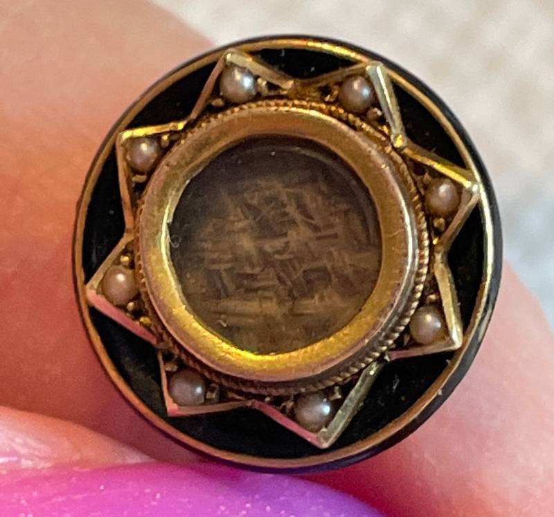 Trauerbrosche Mit Saatperlen Und Schwarzer Emaille Eingewebtem Haar Unter Glas von MartysGems