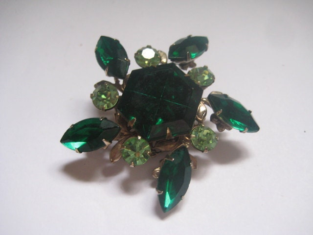 Unmarkierte Schönheiten Smaragd Strass Pin Aus Den 50Er Oder 60Er Jahre von MartysGems