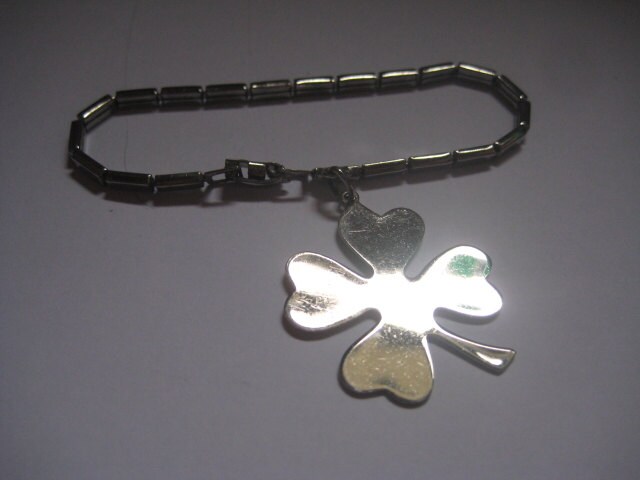 Vier Kleeblatt Charme Auf Armband Silber Ton Metall St. Patricks Day von MartysGems