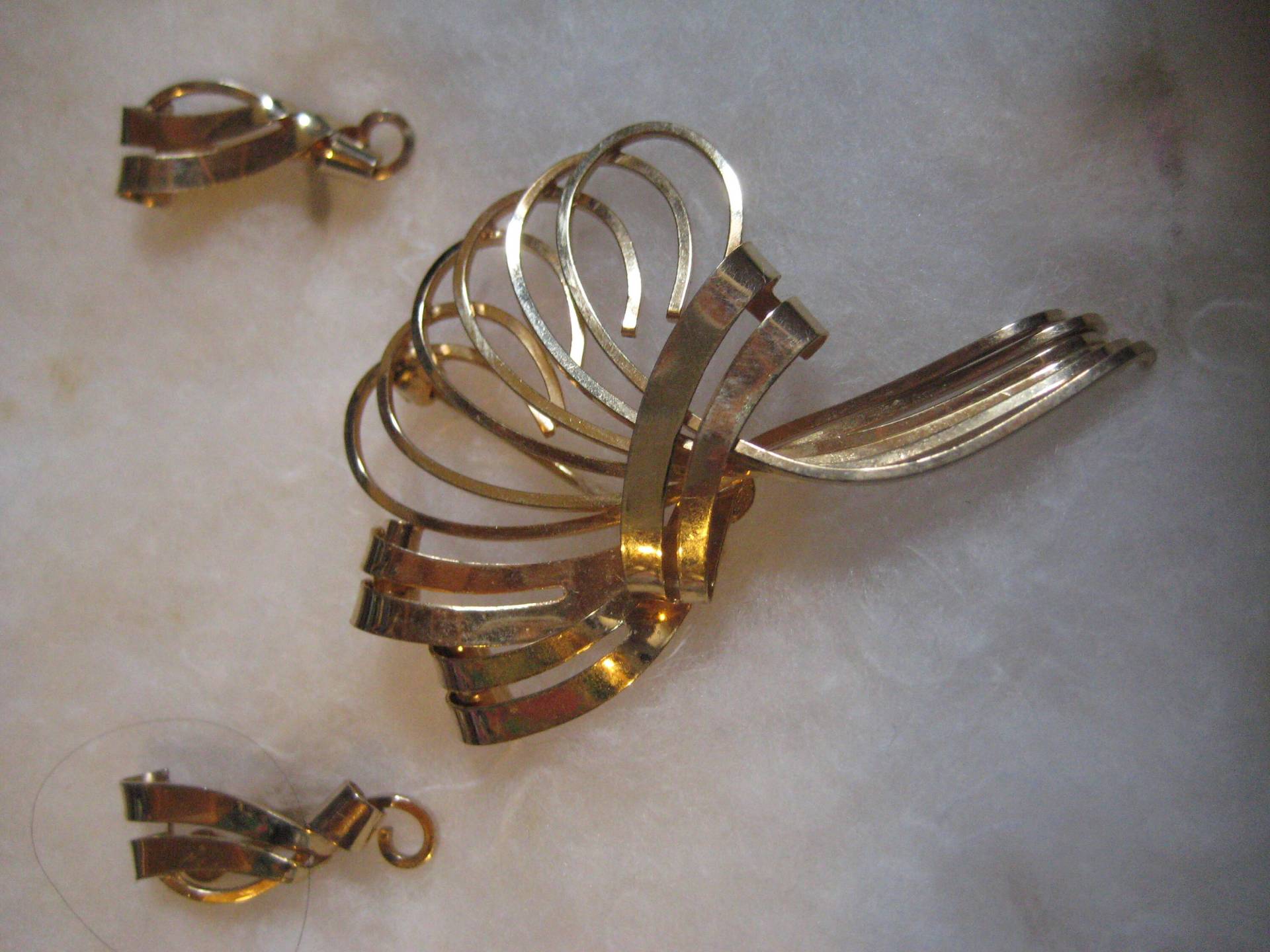 Vintage Dce 14K Gold Filled Swirly Ohrringe Neuwertig von MartysGems